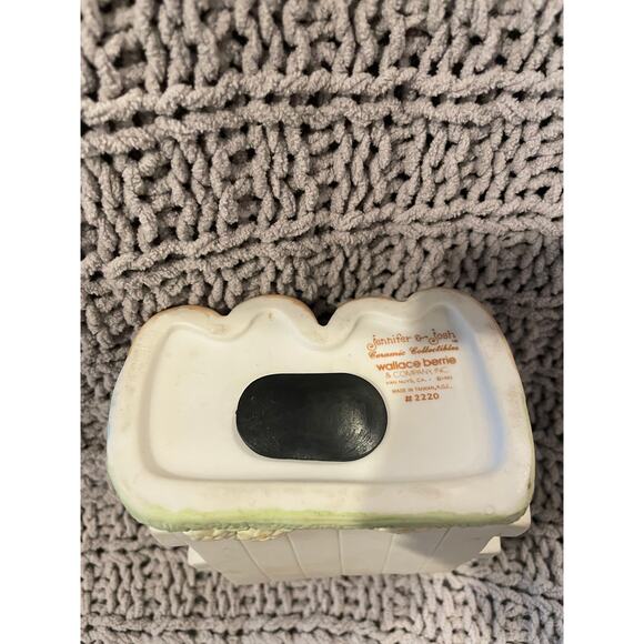 Vintage 1983 Josh and Jennifer Ceramic Bank by Wallace Berrie - Picture 4 of 5